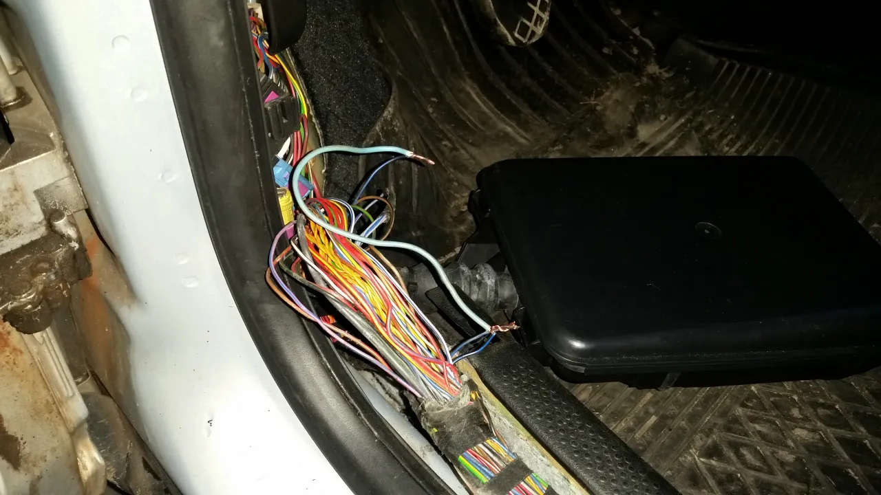 Passat B5 lokalizacja modułu komfortu pod nogami kierowcy