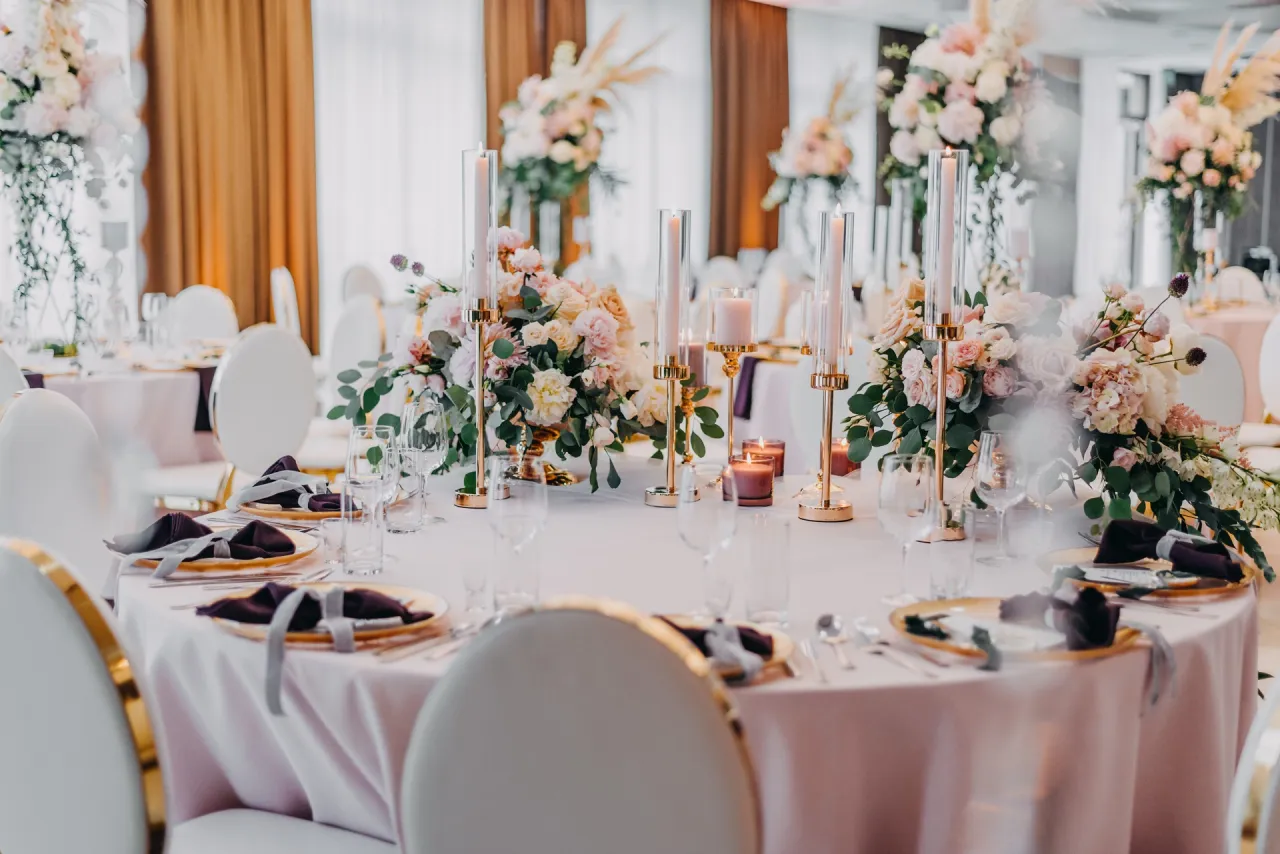 st&oacute;ł weselny z elegancką zastawą i dekoracjami kwiatowymi