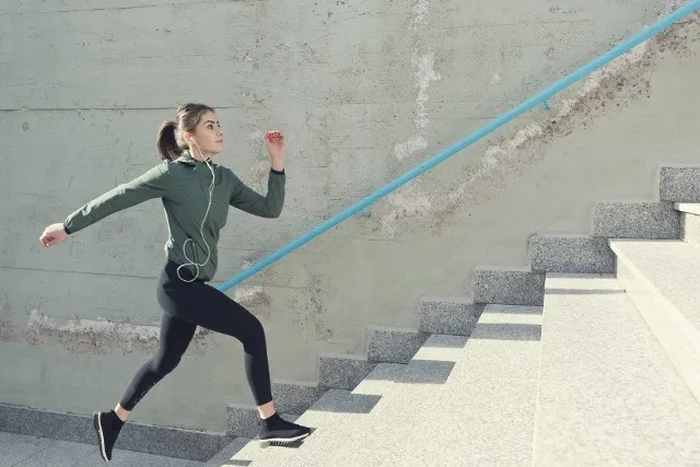 biegacz zadowolony po treningu interwałowym