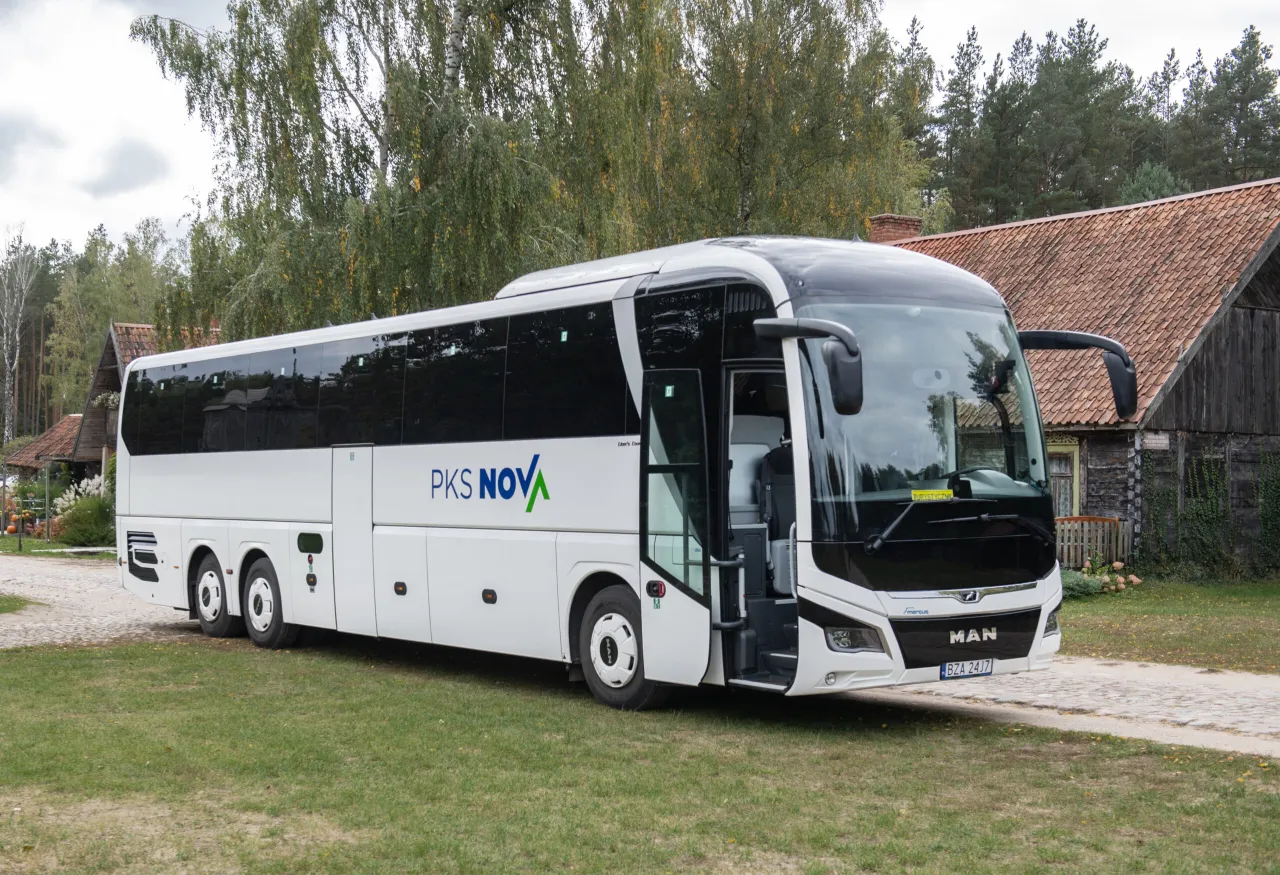 Biały autokar PKS NOVA z otwartymi drzwiami, gotowy do podróży. Sprawdź dworzec Łomża rozkład jazdy i wyrusz w drogę!