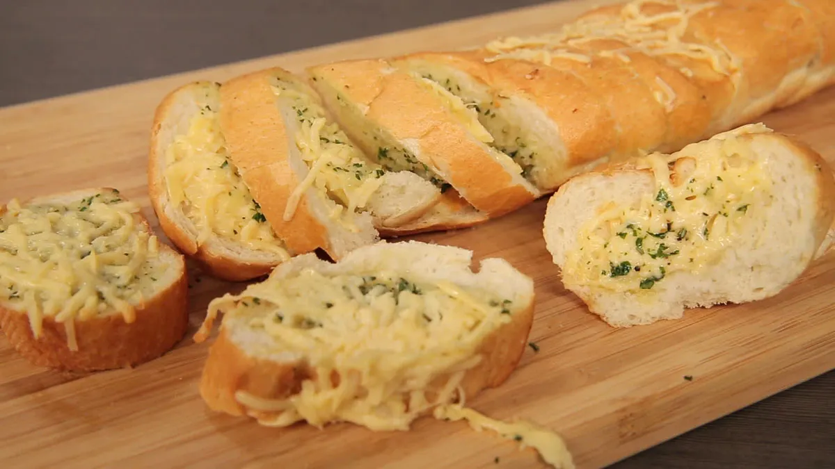 Bagietka czosnkowa z serem