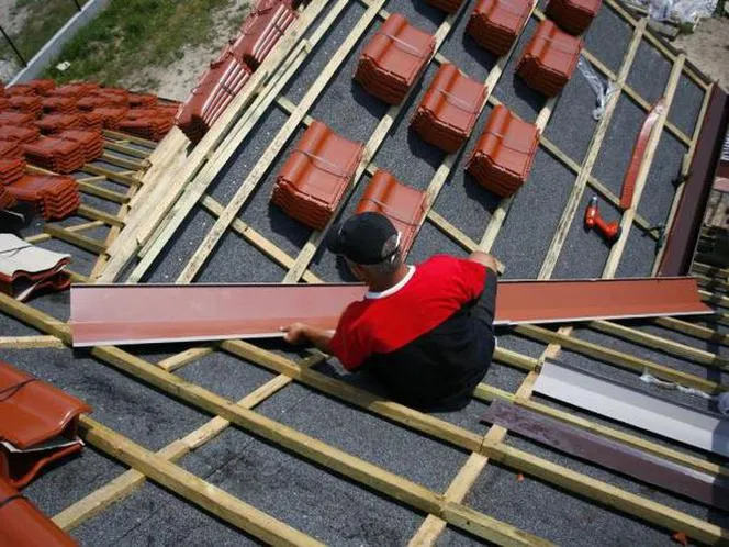 pomocnik dekarza praca na dachu