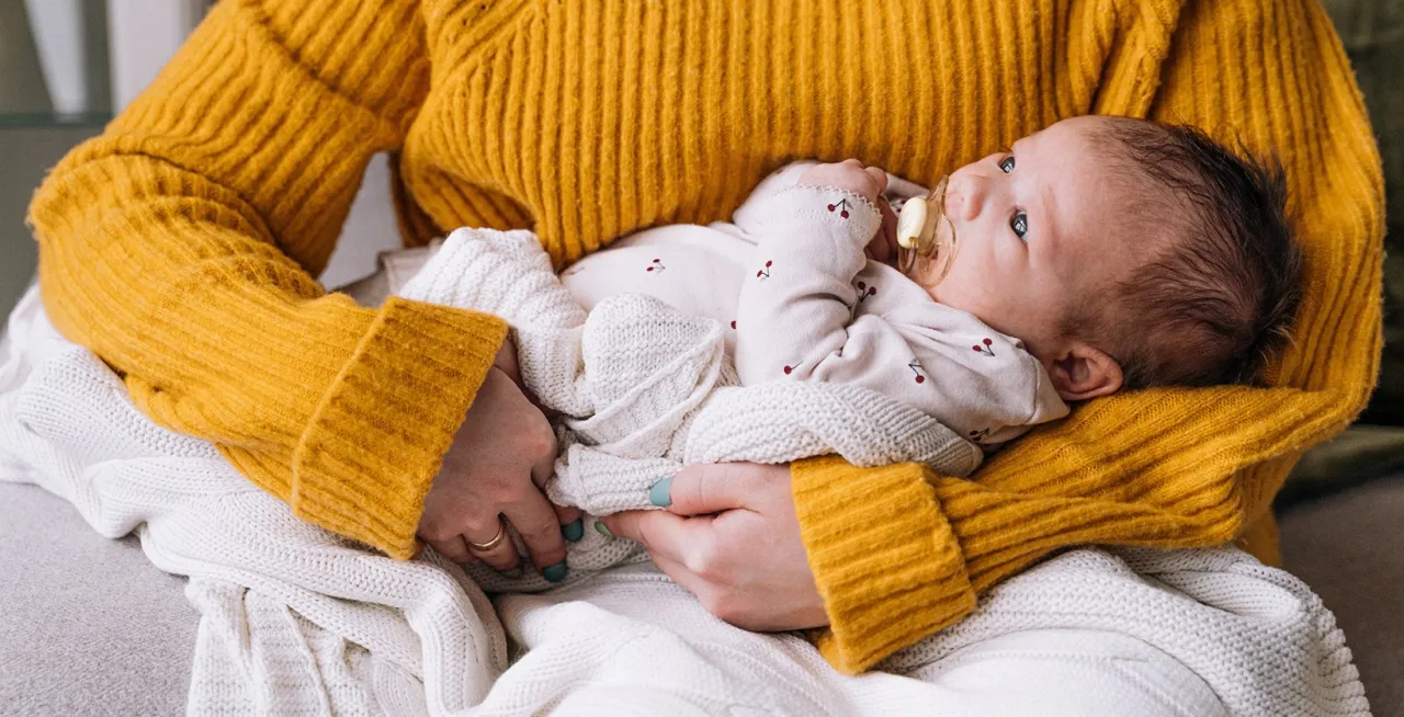 niemowlę marudzące na rękach rodzica