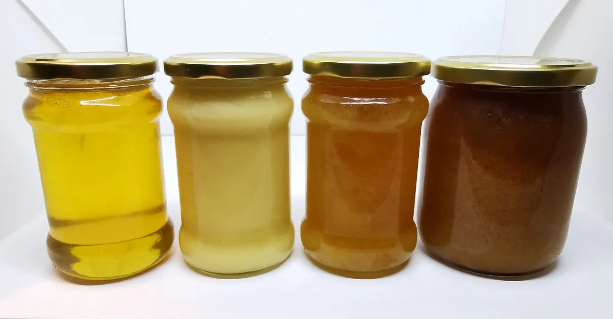 r&oacute;żne rodzaje miodu w słoikach