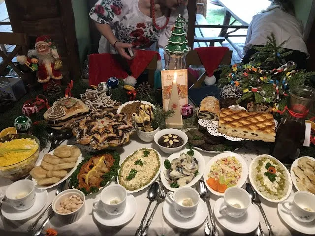 Tradycyjny stół wigilijny w Polsce z potrawami