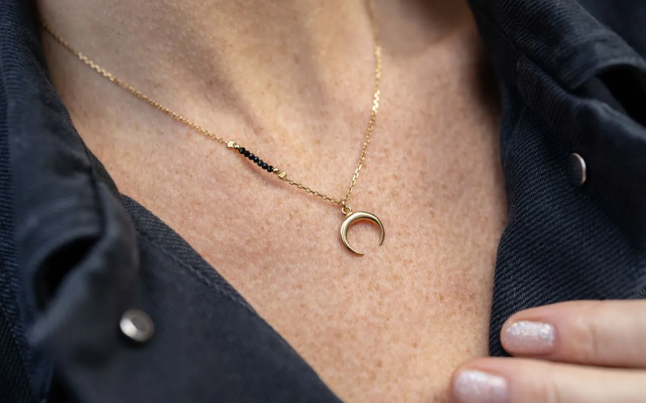 Nowoczesny naszyjnik lunula stylizacje