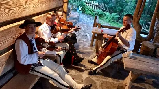 Karczma góralska wnętrze Zakopane muzyka na żywo