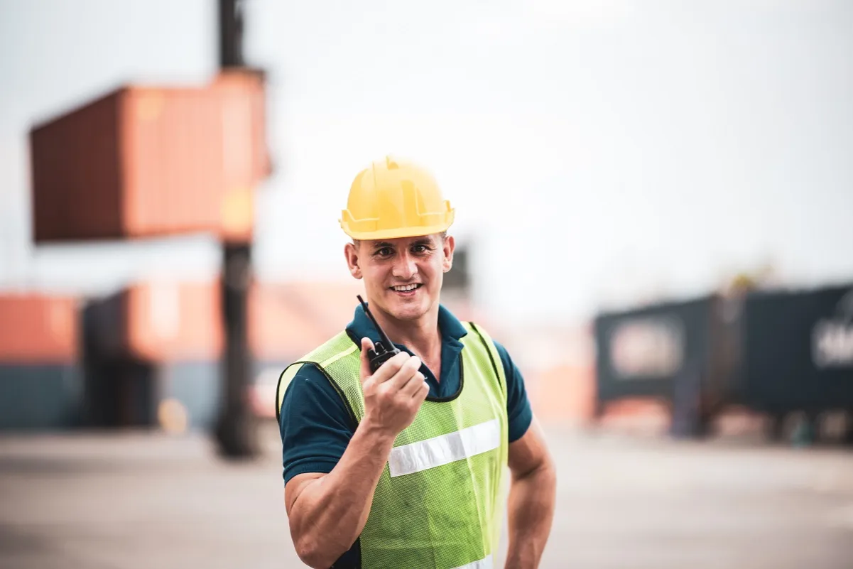 Spedytor przy pracy lub centrum logistyczne