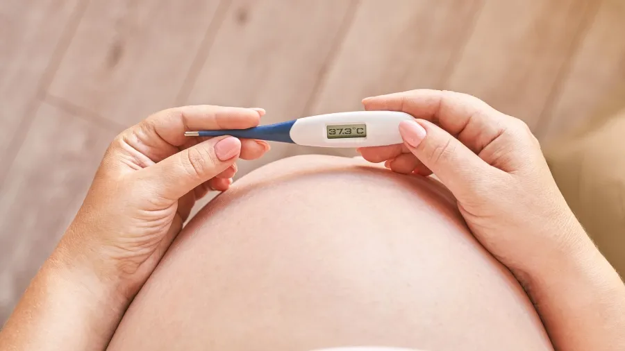 kobieta w ciąży z dzieckiem termometr