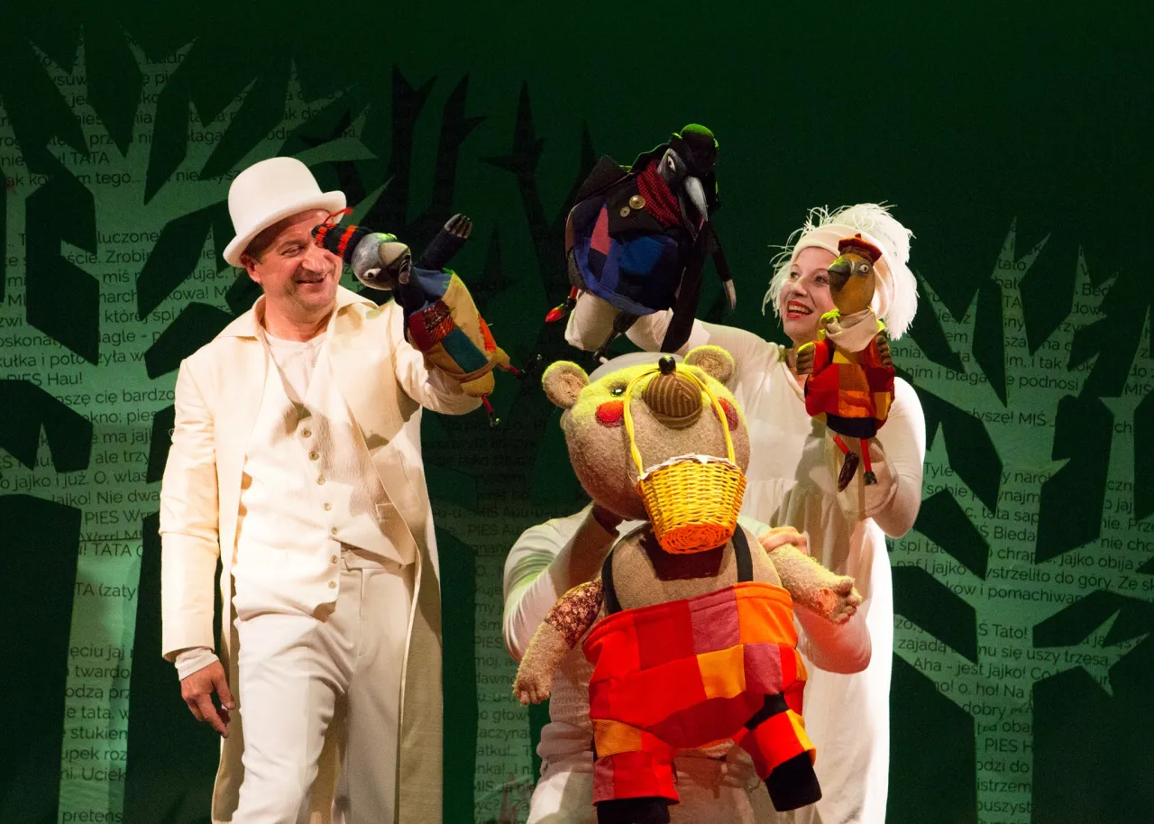 Co to jest teatr? To miejsce, gdzie aktorzy i lalki ożywiają historie, jak na tej scenie z pluszowym misiem i ptakami.