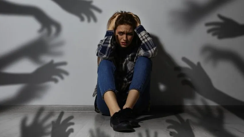 Osoba z objawami lęku społecznego, np. pocące się dłonie, czerwienienie się