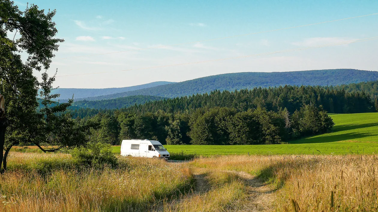 kamper na dziko w Polsce, legalny postój, piękny widok