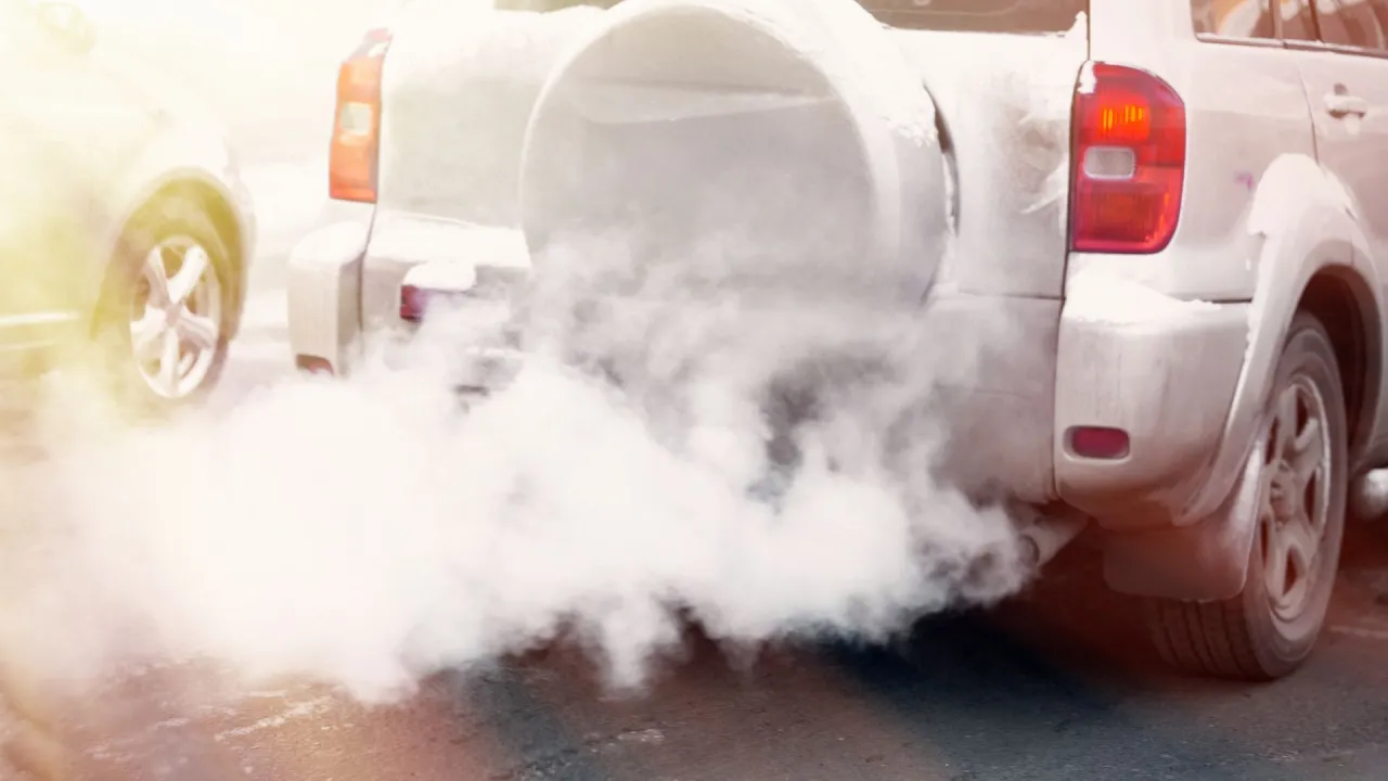 Samoch&oacute;d dymiący z rury wydechowej