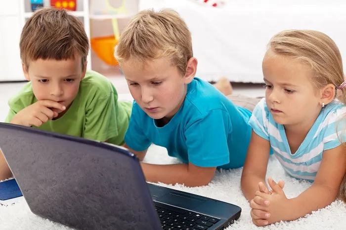 Zdjęcie Skuteczne sposoby jak internet pomaga w nauce: praktyczny poradnik