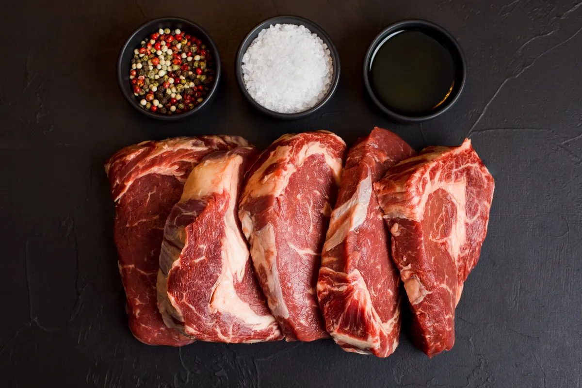 świeża wołowina na ladzie mięsnej