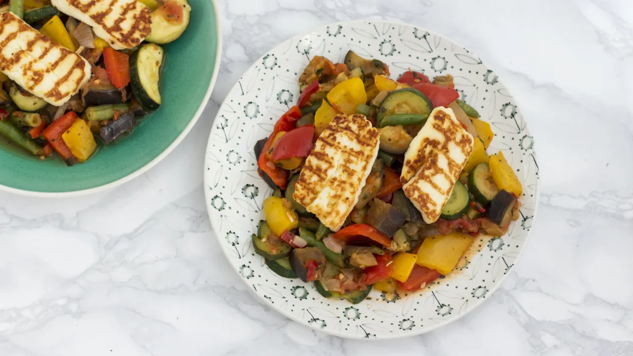 dania z serem halloumi i warzywami