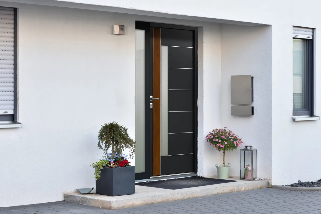 Nowoczesne drzwi zewnętrzne z drewnianymi wstawkami. Czy drzwi zewnętrzne można odliczyć od podatku? Zapytaj doradcę.
