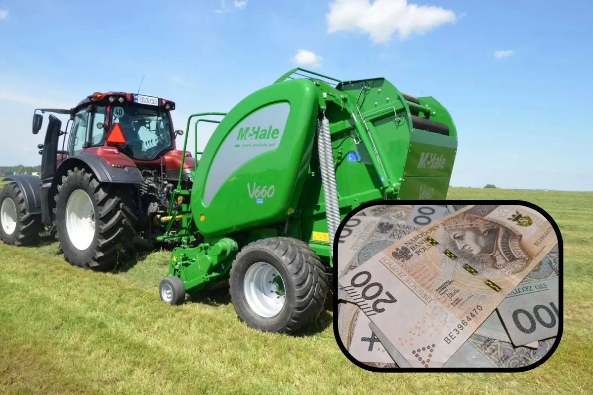 Ciągnik i prasa rolnicza na polu, a obok polskie banknoty. Zabezpiecz swoje gospodarstwo dzięki ubezpieczeniu rolniczemu.