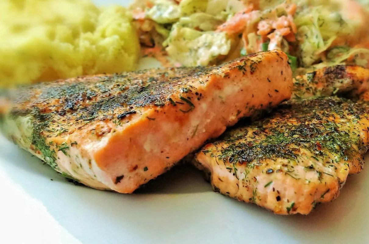 Sałatka z łososiem i sosem koperkowym