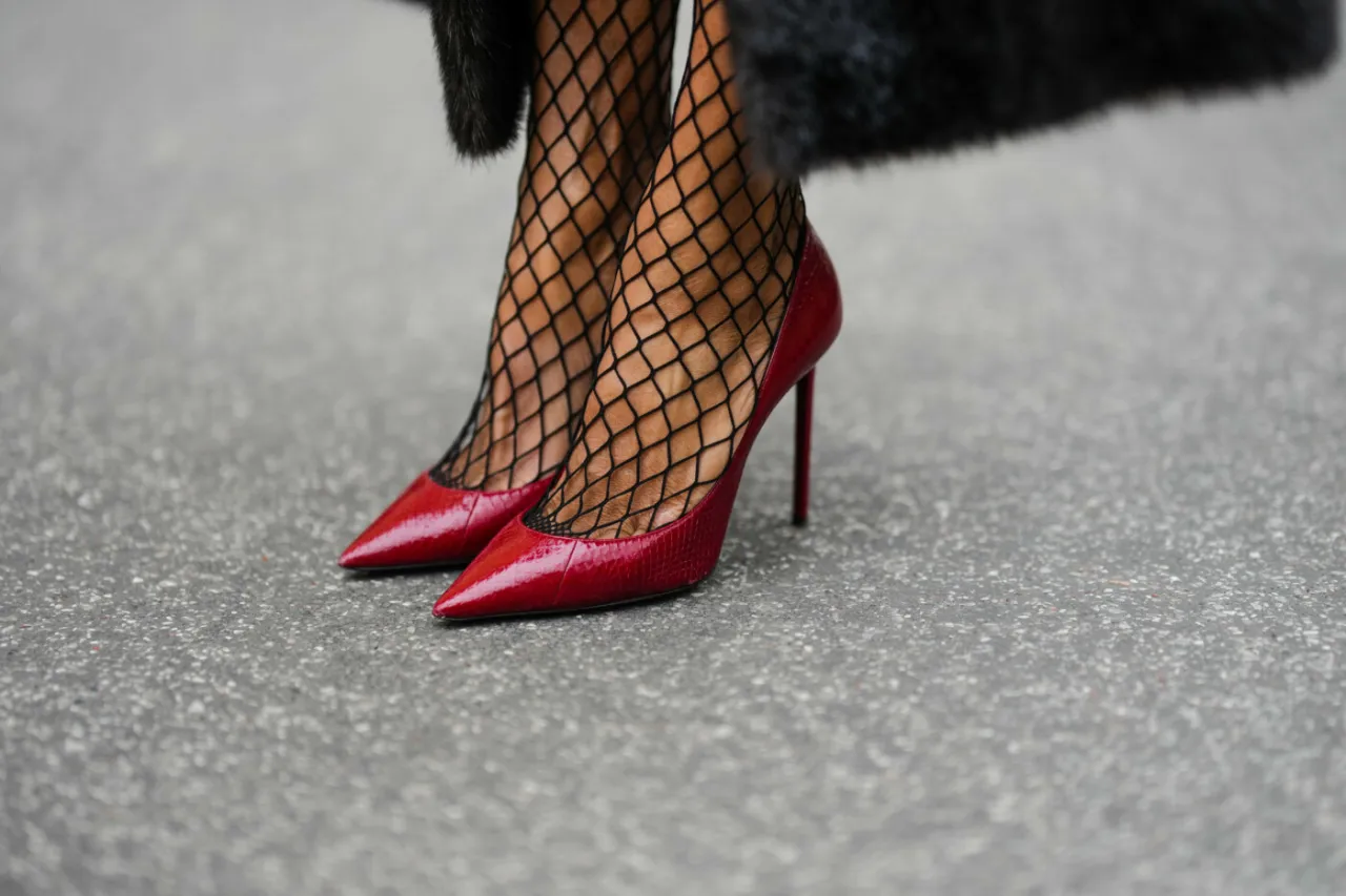 Stylizacje z czerwonymi butami inspiracje