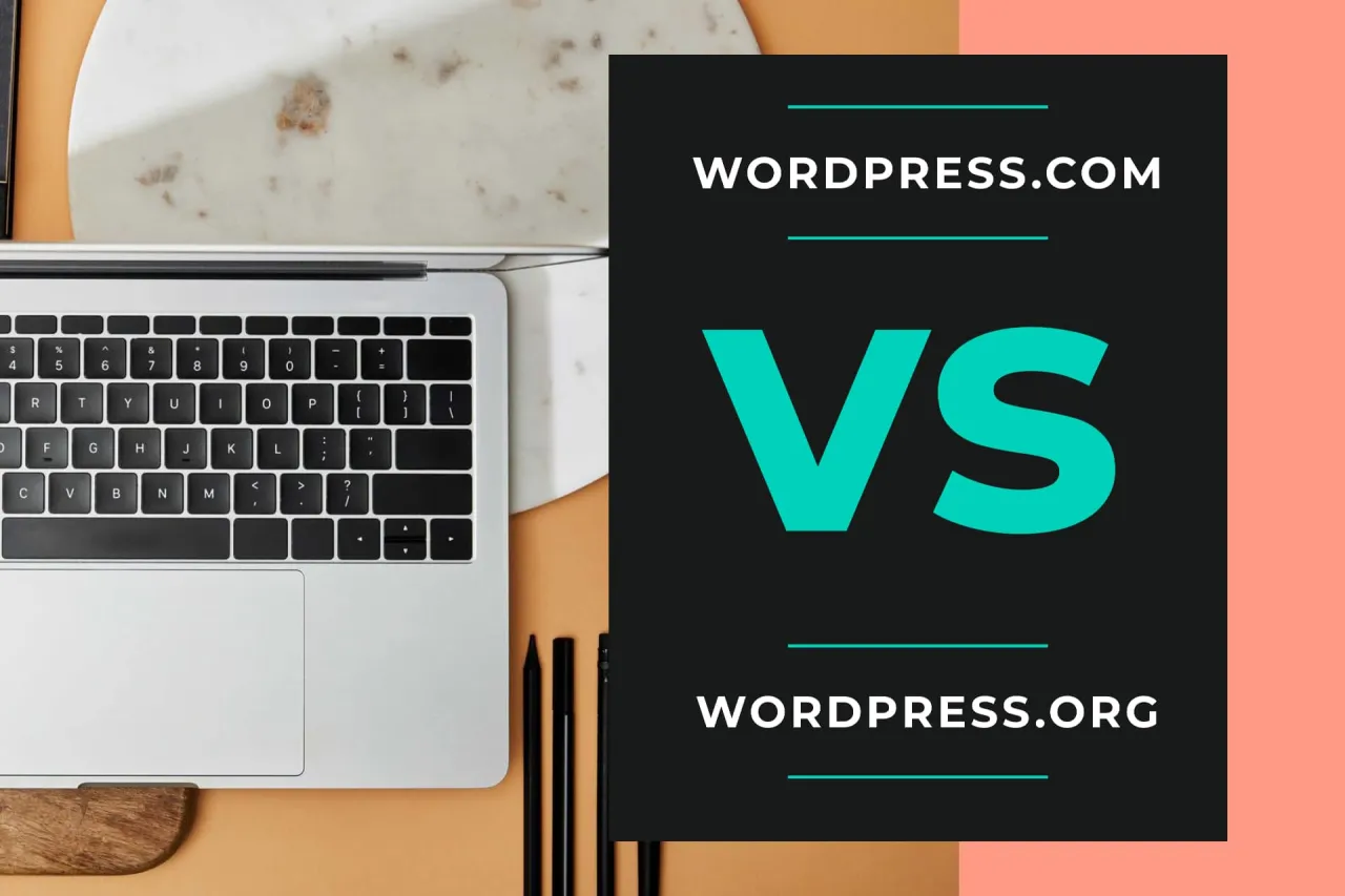 Porównanie wordpress.org vs wordpress.com na tle laptopa i marmuru.
