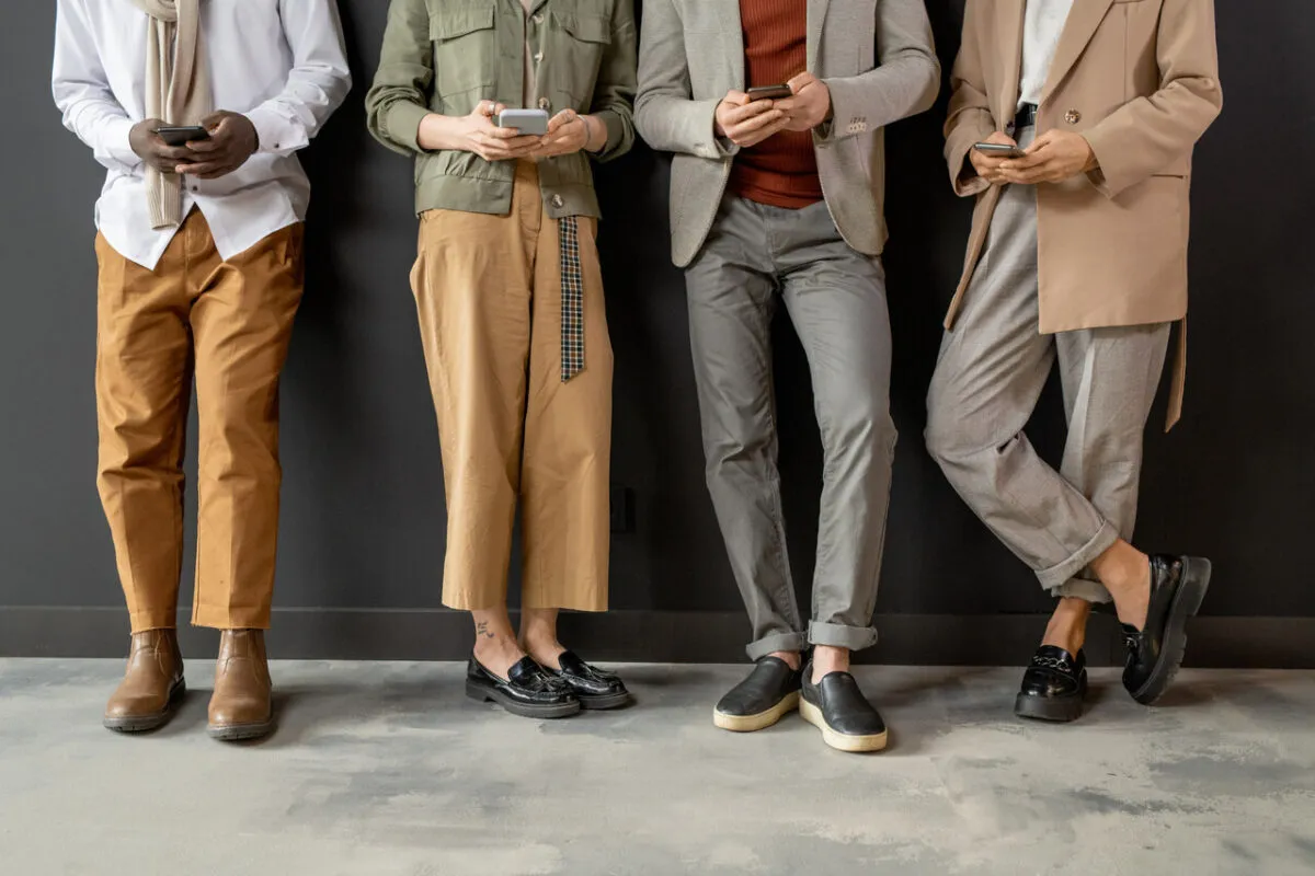 Cztery osoby w r&oacute;żnych stylizacjach, od casual po smart casual. Pokazują r&oacute;żnorodne rodzaje dress code.