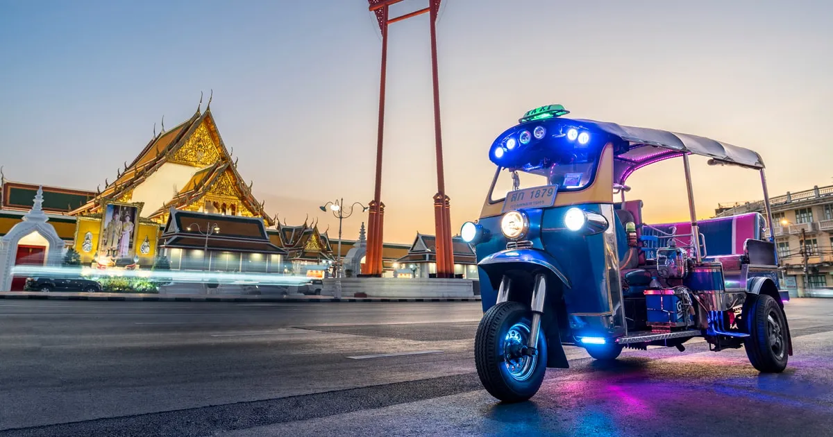 zatłoczony targ w Bangkoku tuk-tuki