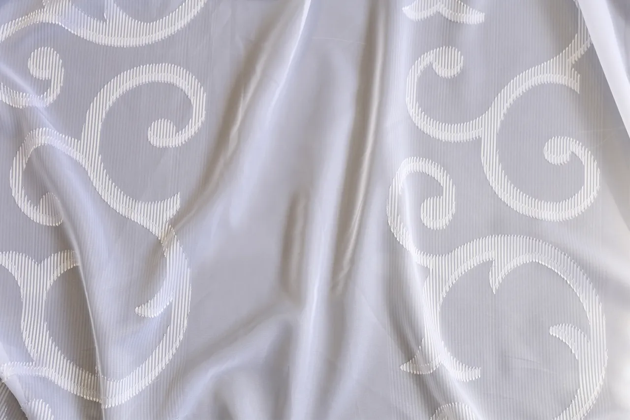 Firany woalowe i żakardowe, por&oacute;wnanie tkanin firanowych