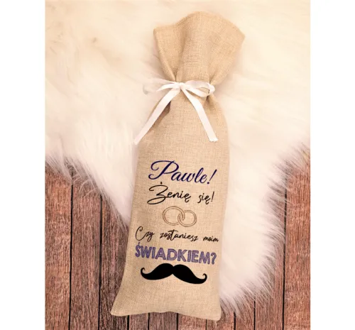 Świadek na ślubie wręczający prezent