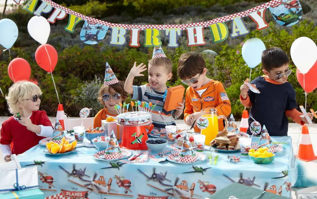 Pomysły na dekoracje stołu urodzinowego dla dzieci z motywami z bajek