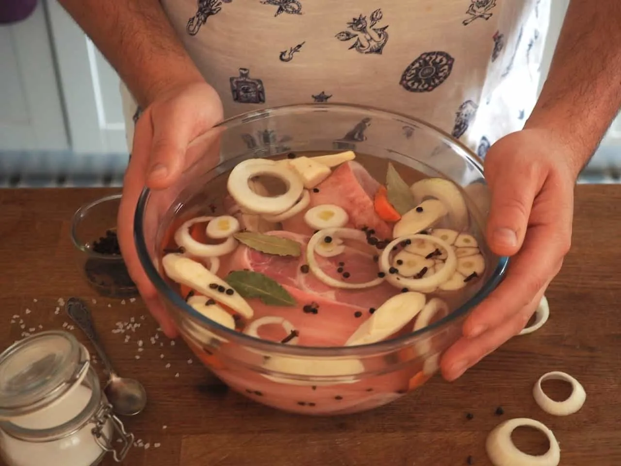 Golonka w zalewie z warzywami i przyprawami. Zastanawiasz się, ile gotować golonkę przed pieczeniem? Ten obrazek to początek pysznego dania.