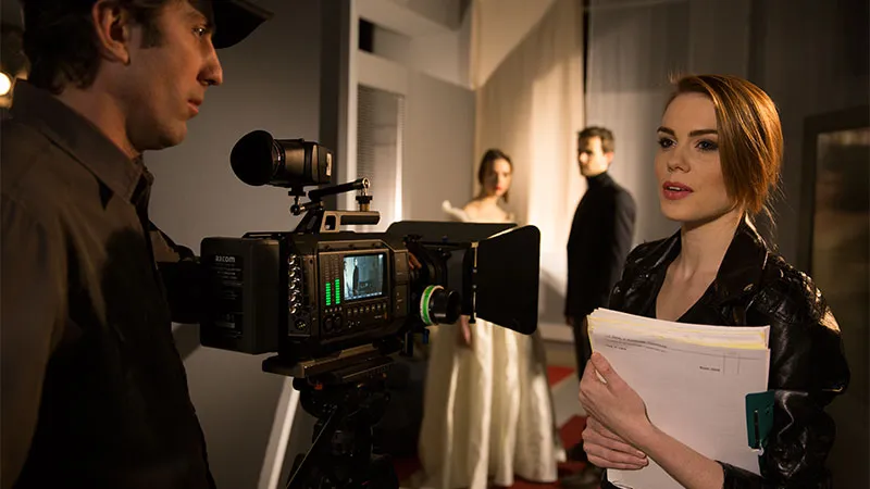 plan filmowy reżyser i producent omawiający scenę