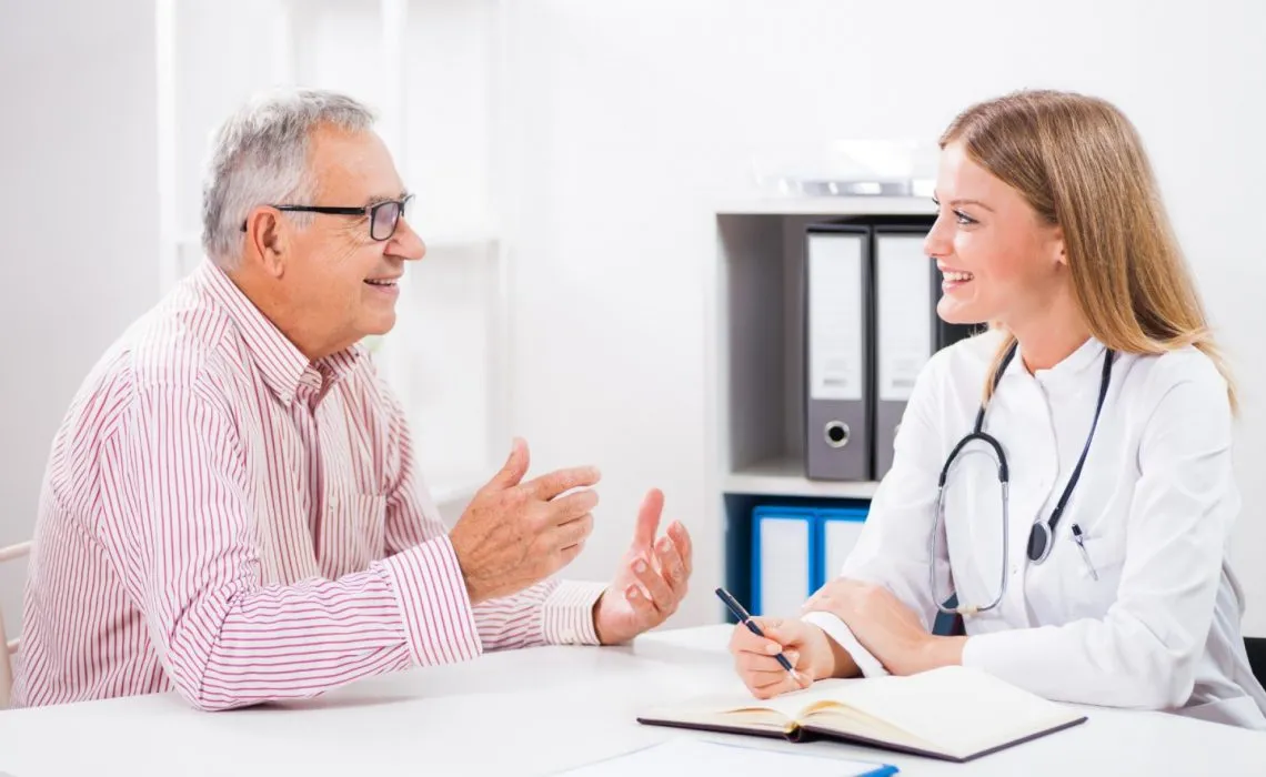 osoba spisująca objawy przed wizytą u lekarza