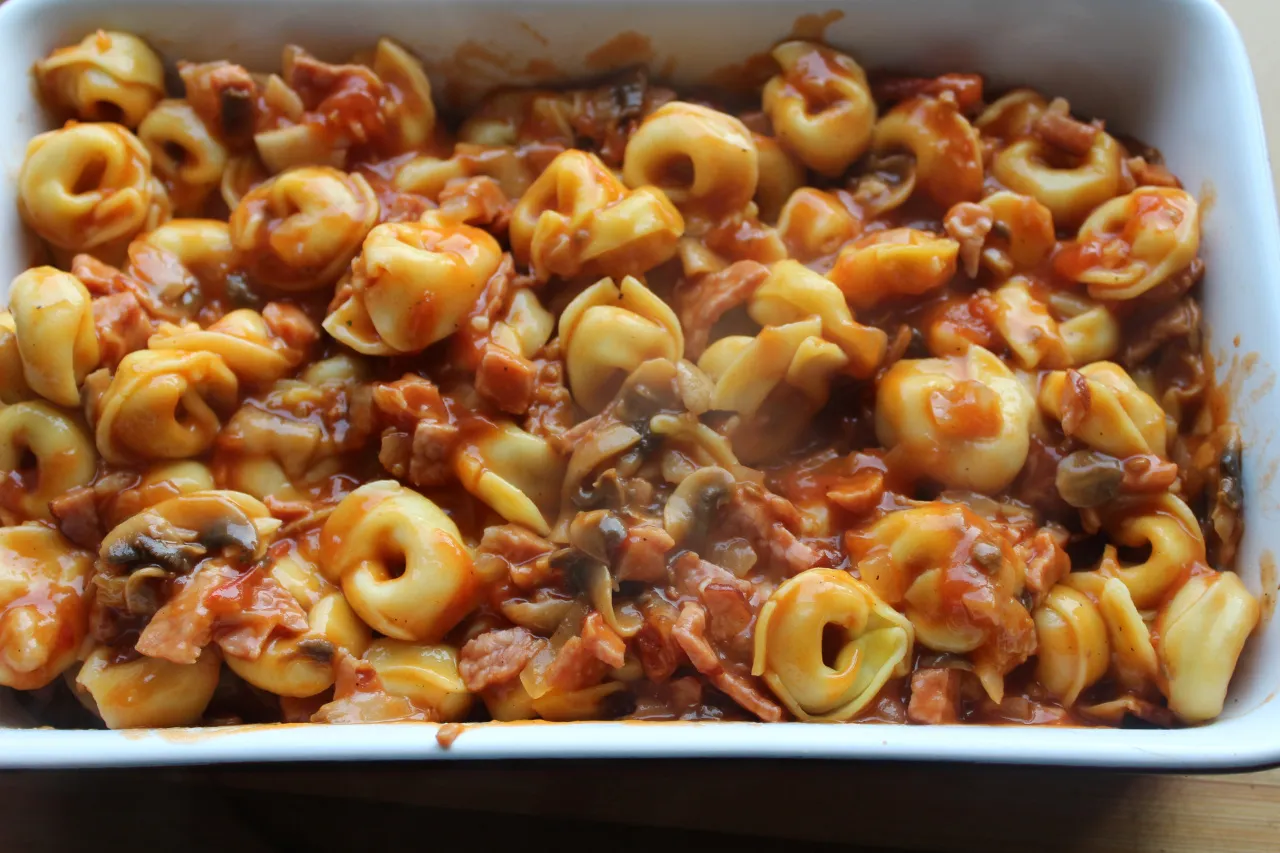 tortellini z mięsem w sosie pomidorowym