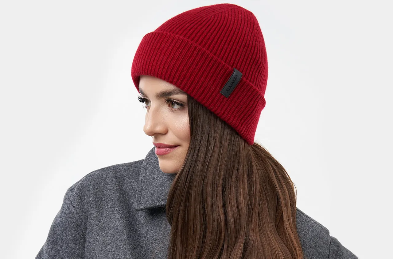 Kobieta z idealną fryzurą pod czapką