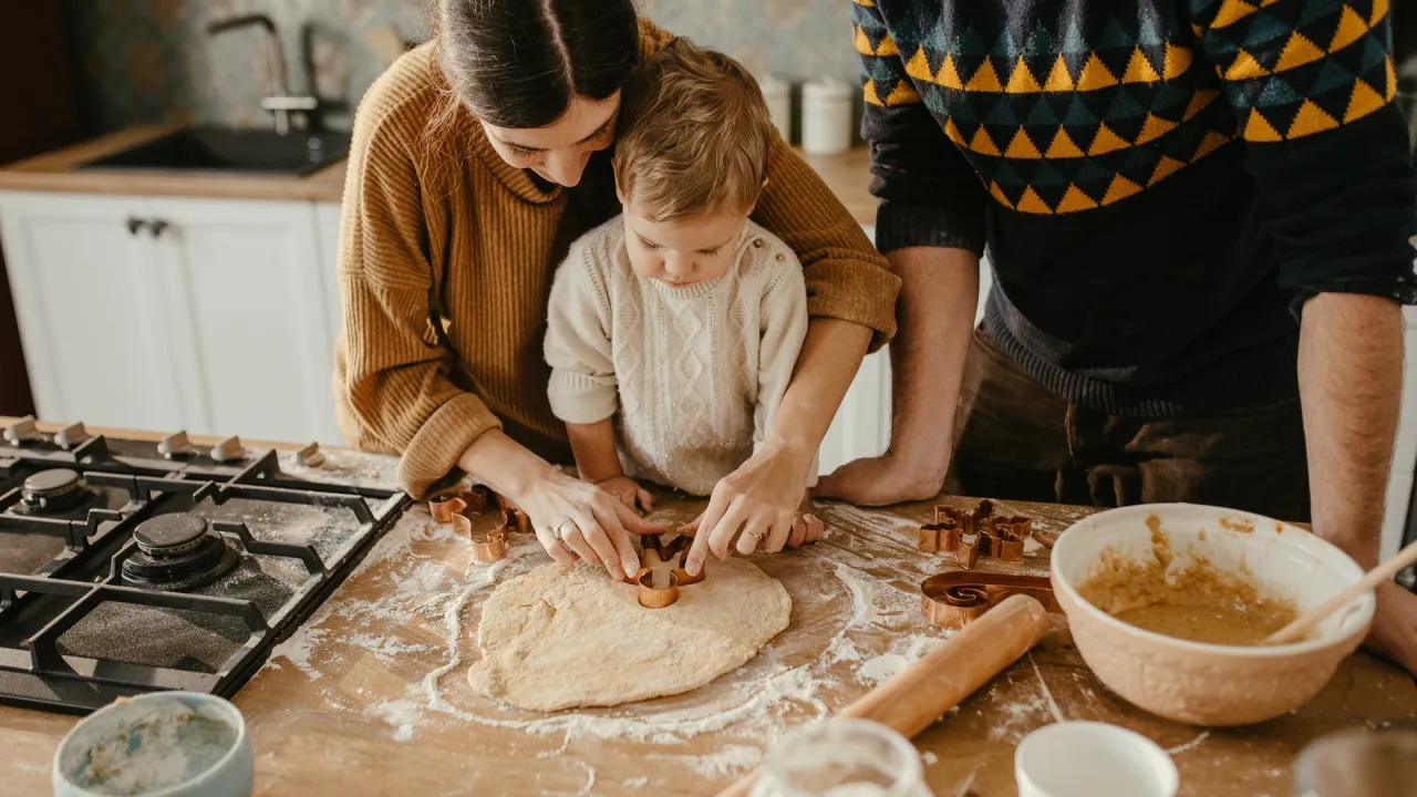 Kinder backen Weihnachtspl&auml;tzchen chaotisch