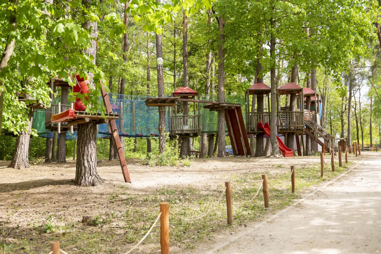 Park Linowy Pomiechówek widok ogólny rodzinna zabawa
