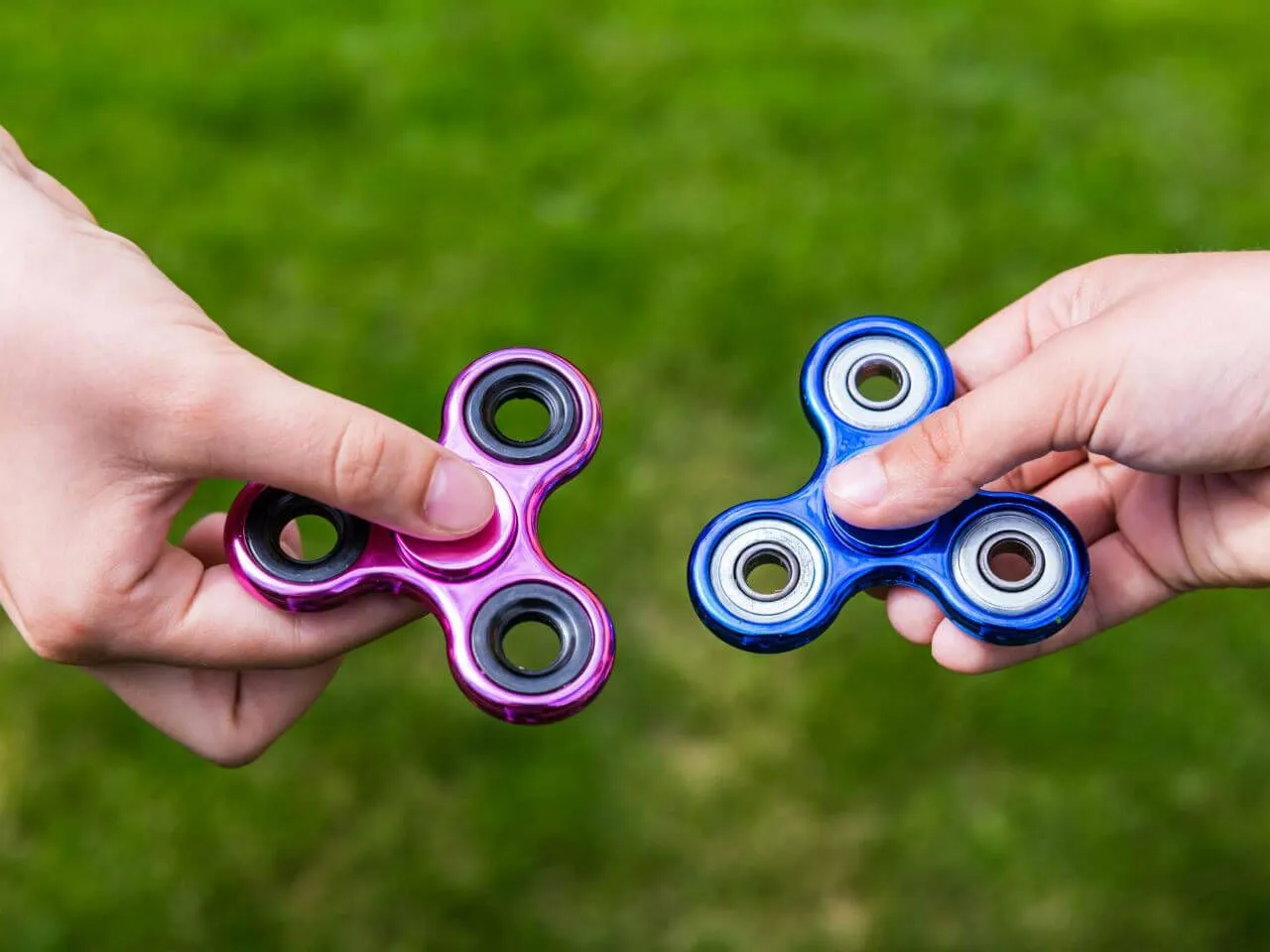 Dziecko z ADHD skupione na zabawce sensorycznej, np. gniotku lub fidget spinnerze