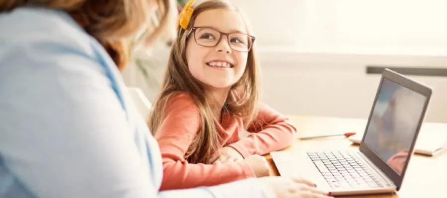 dziecko nauka zdalna komputer