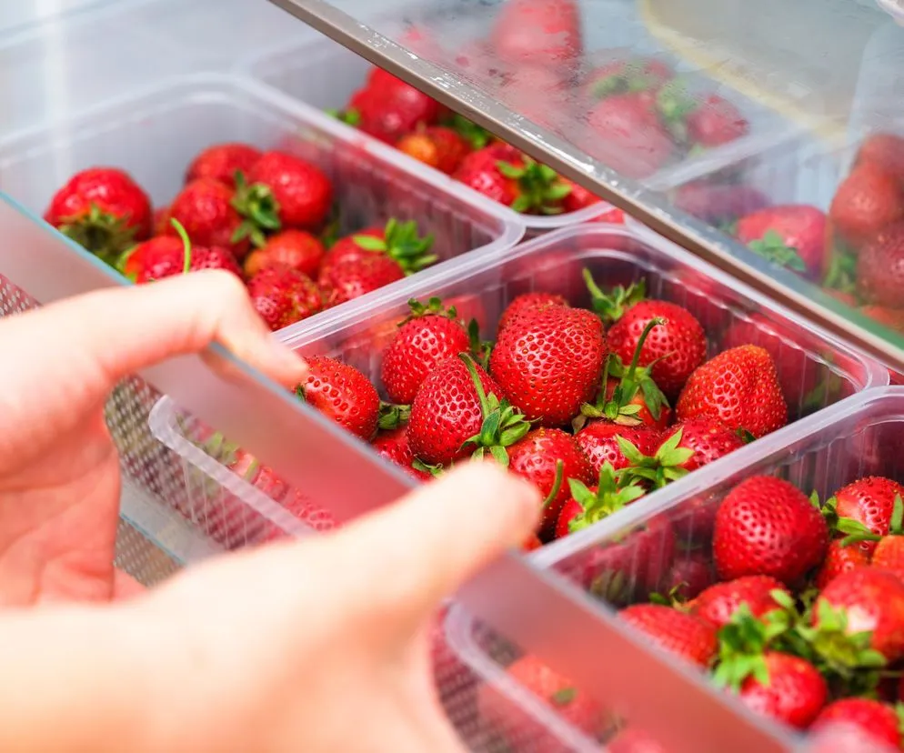 truskawki w pojemniku z ręcznikiem papierowym