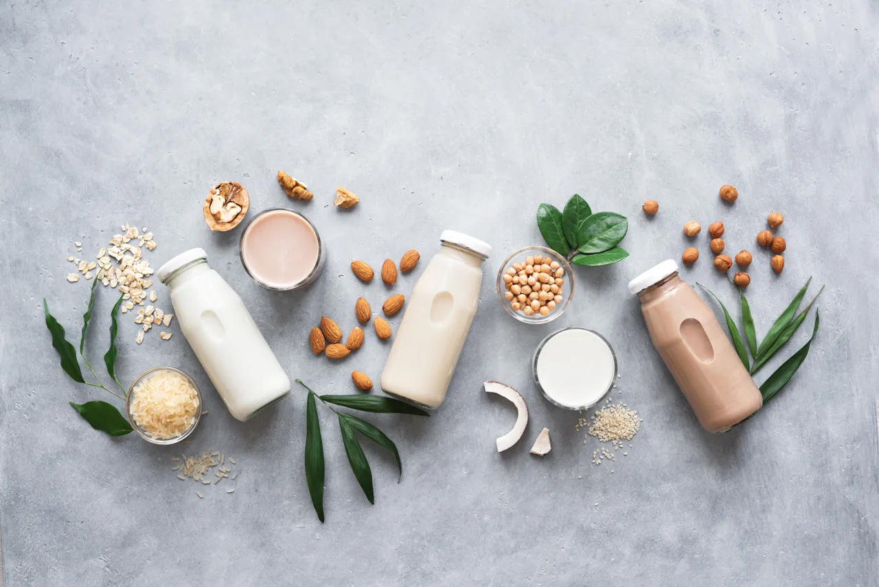 R&oacute;żne rodzaje mleka roślinnego: migdałowe, ryżowe, sojowe, orzechowe. Zastanawiasz się, jakie mleko roślinne dla niemowlaka będzie najlepsze?