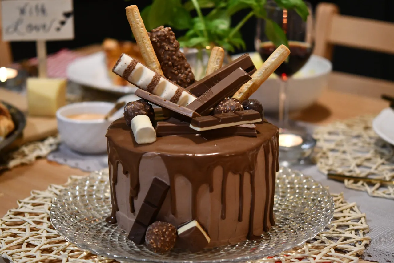 tort drip cake z błyszczącą polewą czekoladową