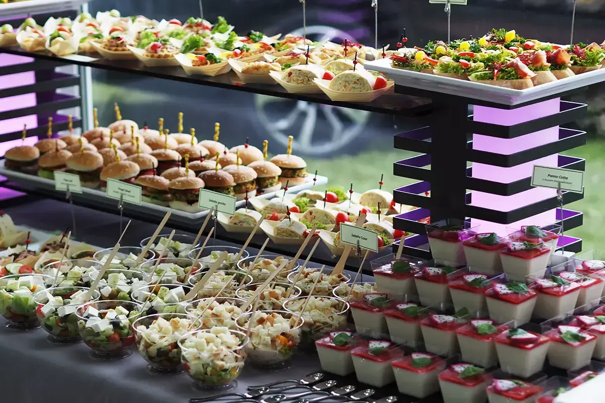 Usługa cateringowa z obsługą kelnerską i nakryciem stołów