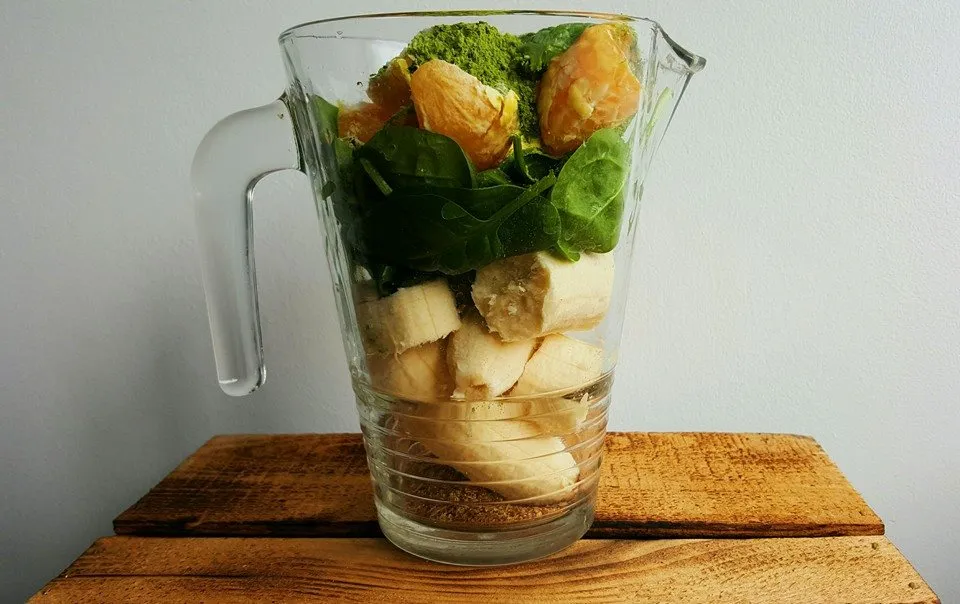 różnorodne koktajle owocowe z warzywami superfoods