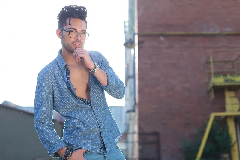 Mężczyzna w koszuli smart casual z rozpiętym guzikiem