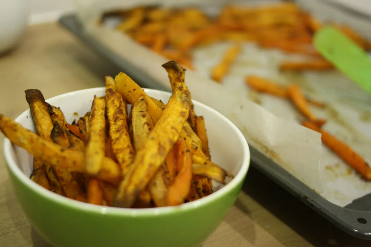 frytki z batat&oacute;w i marchewki na talerzu