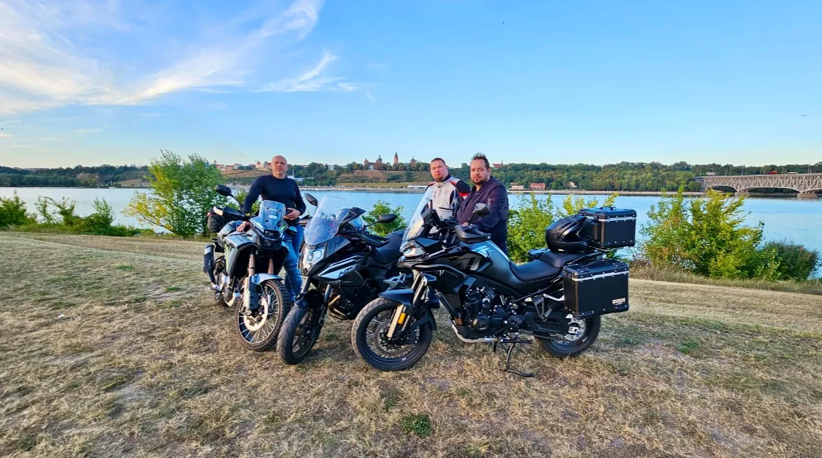 Motocykl na malowniczej drodze Mazowsze