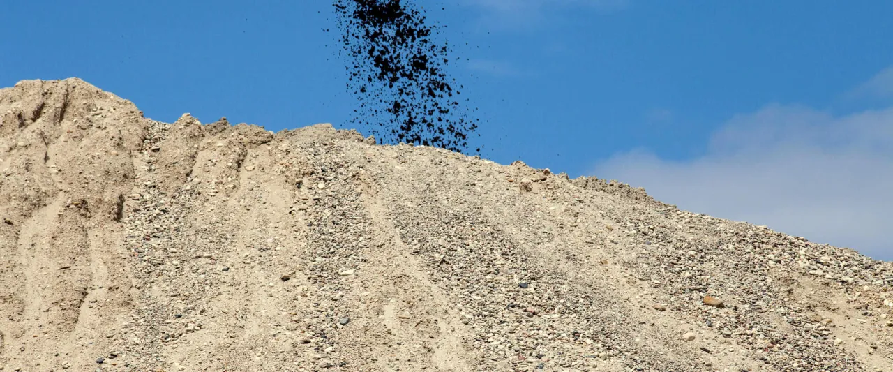 Rodzaje materiał&oacute;w do obsypki fundament&oacute;w: piasek, żwir, posp&oacute;łka