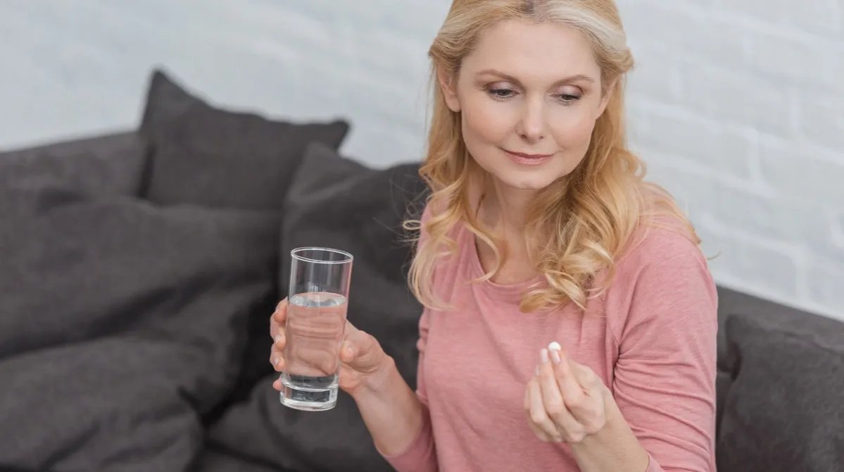 kobieta pije tabletke rano, woda, tarczyca