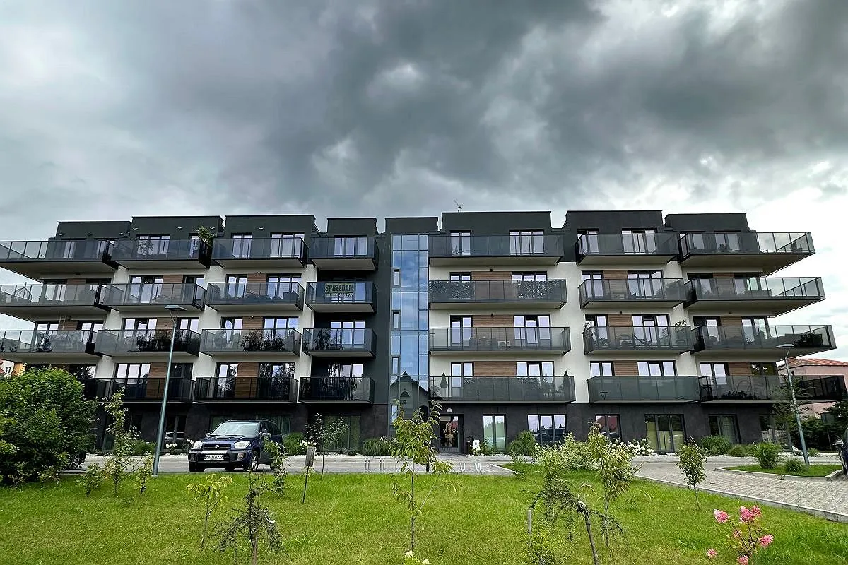 Nowoczesny blok mieszkalny z balkonami. Jeśli masz problem ze wspólnotą, dowiedz się, gdzie złożyć skargę na wspólnotę mieszkaniową.